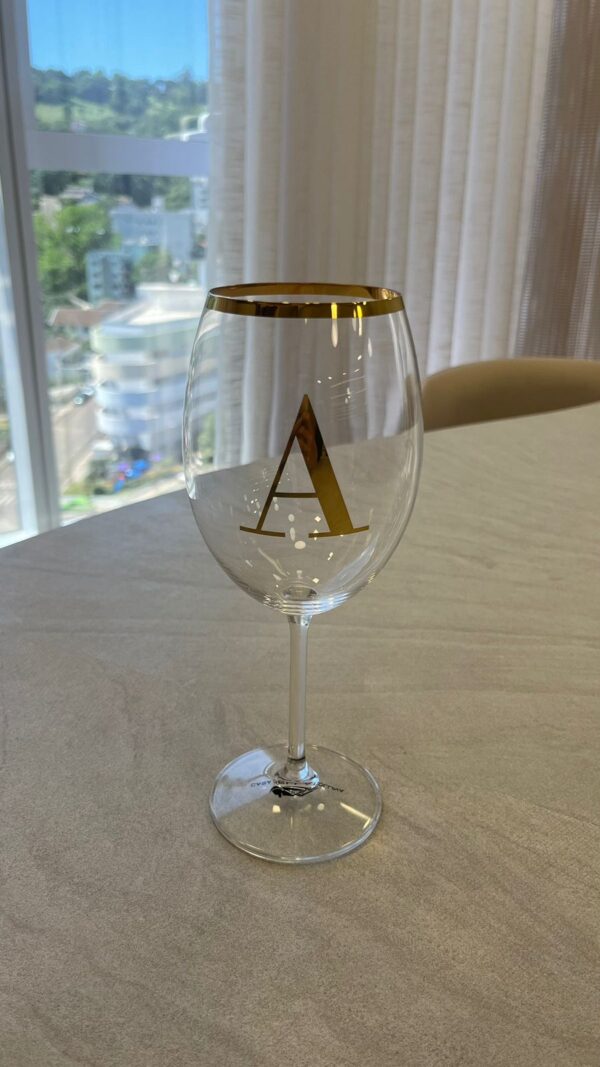 Taça Cristal Redonda Personalizada Com Inicial e Filete Grosso em Ouro 560ml