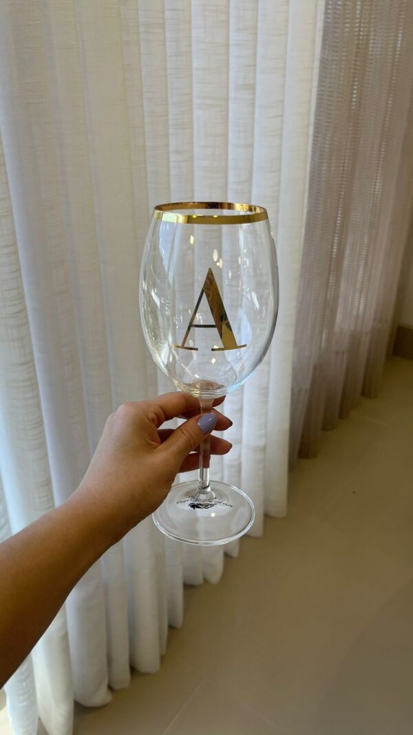 Taça Cristal Redonda Personalizada Com Inicial e Filete Grosso em Ouro 560ml - Imagem 6