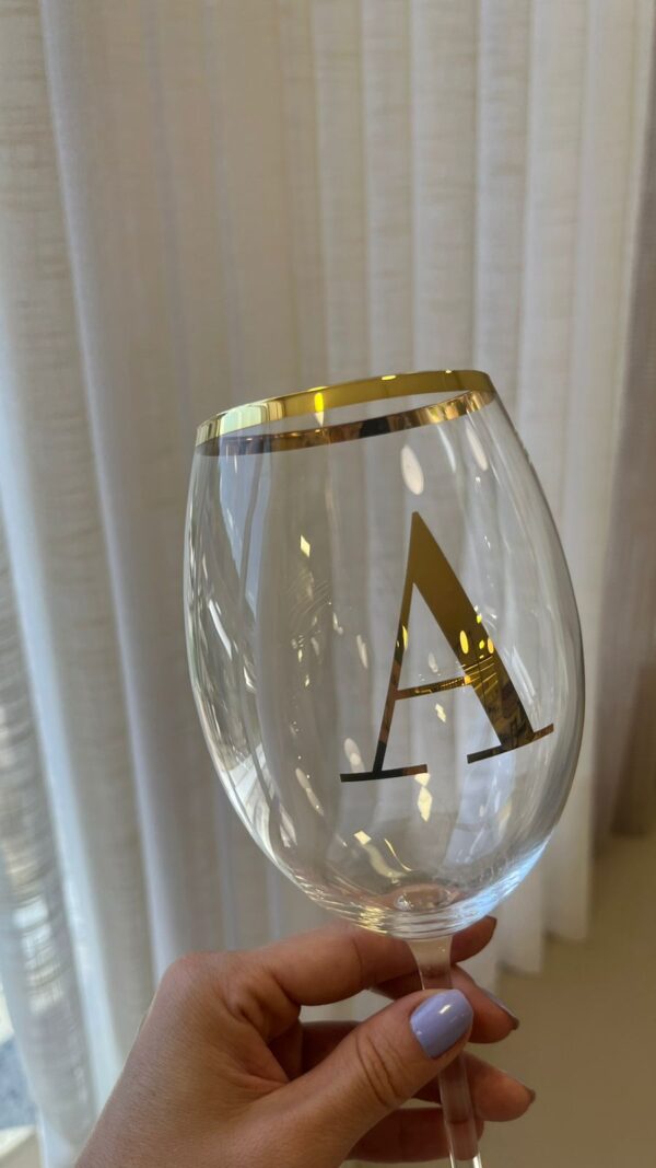 Taça Cristal Redonda Personalizada Com Inicial e Filete Grosso em Ouro 560ml - Imagem 5