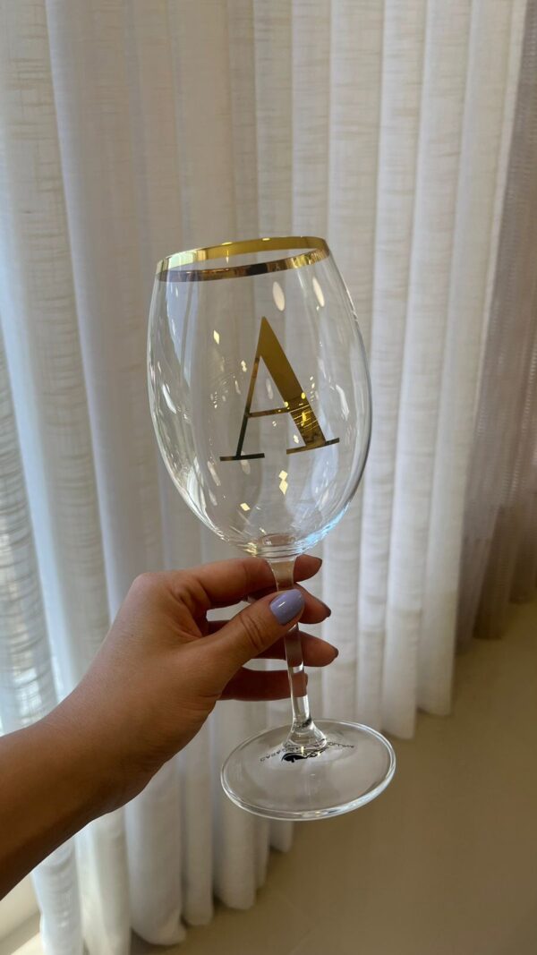 Taça Cristal Redonda Personalizada Com Inicial e Filete Grosso em Ouro 560ml - Imagem 4