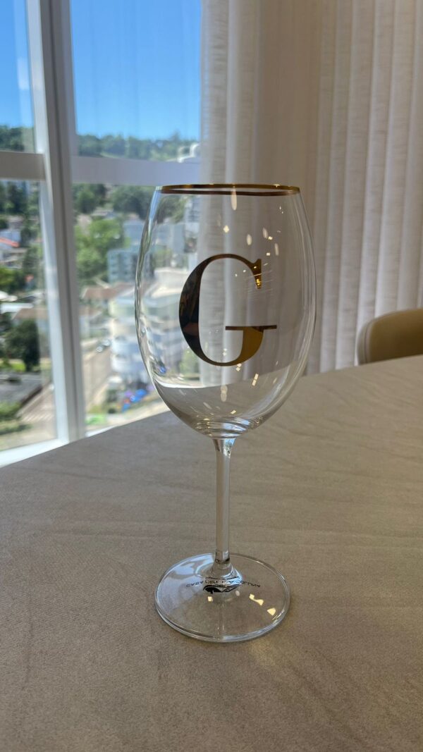 Taça Cristal Redonda Personalizada Com Inicial e Filete Fino em Ouro 560ml
