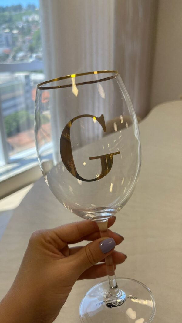 Taça Cristal Redonda Personalizada Com Inicial e Filete Fino em Ouro 560ml - Imagem 2