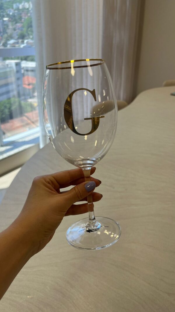 Taça Cristal Redonda Personalizada Com Inicial e Filete Fino em Ouro 560ml - Imagem 4