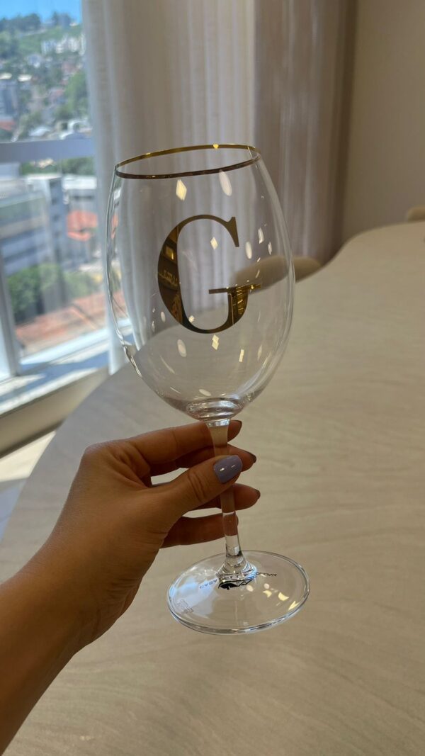 Taça Cristal Redonda Personalizada Com Inicial e Filete Fino em Ouro 560ml - Imagem 3
