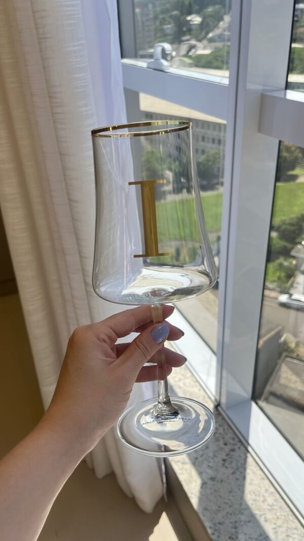 Taça Cristal Quadrada Personalizada Com Inicial e Filete Fino em Ouro 460ml - Imagem 3