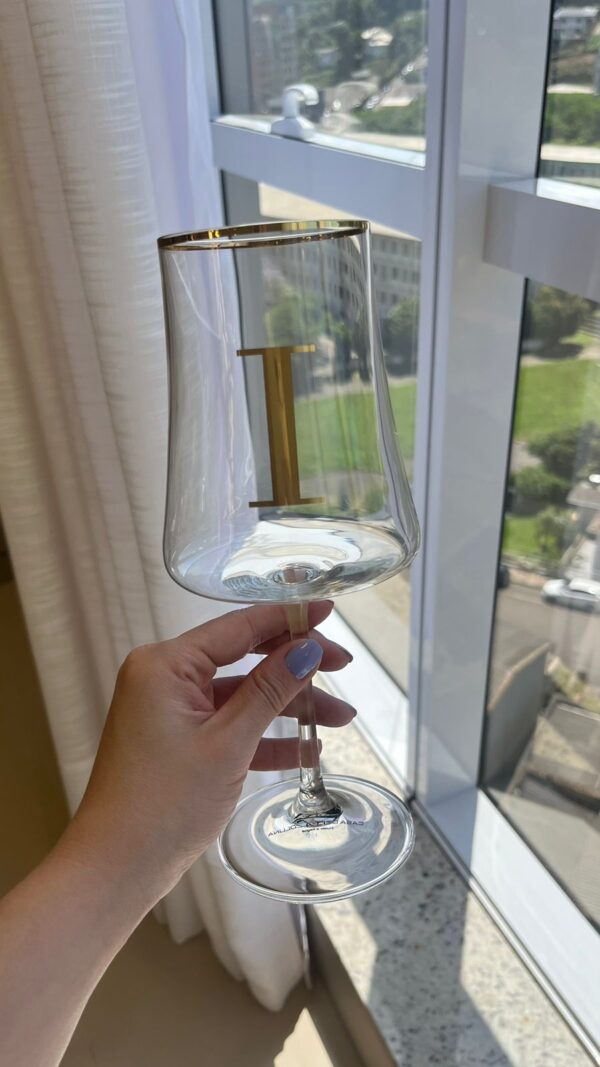 Taça Cristal Quadrada Personalizada Com Inicial e Filete Fino em Ouro 460ml - Imagem 2