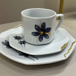 Conjunto Xícara + Pires + Prato Flores Azuis e Detalhes