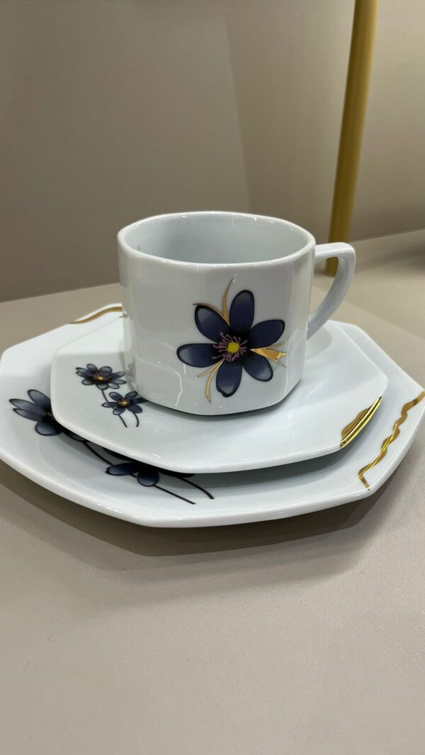 Conjunto Xícara + Pires + Prato Flores Azuis e Detalhes