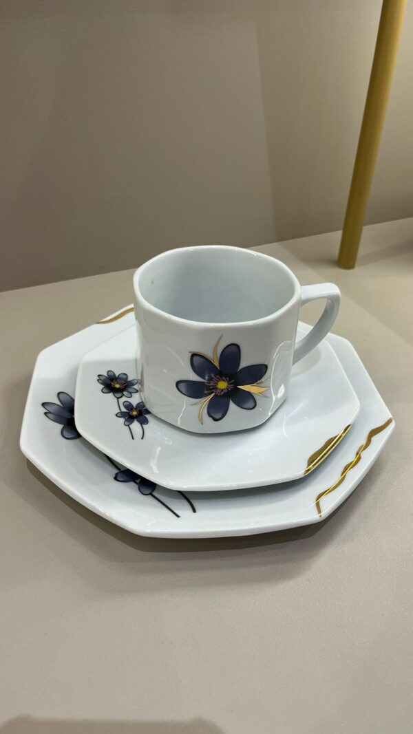 Conjunto Xícara + Pires + Prato Flores Azuis e Detalhes - Imagem 3