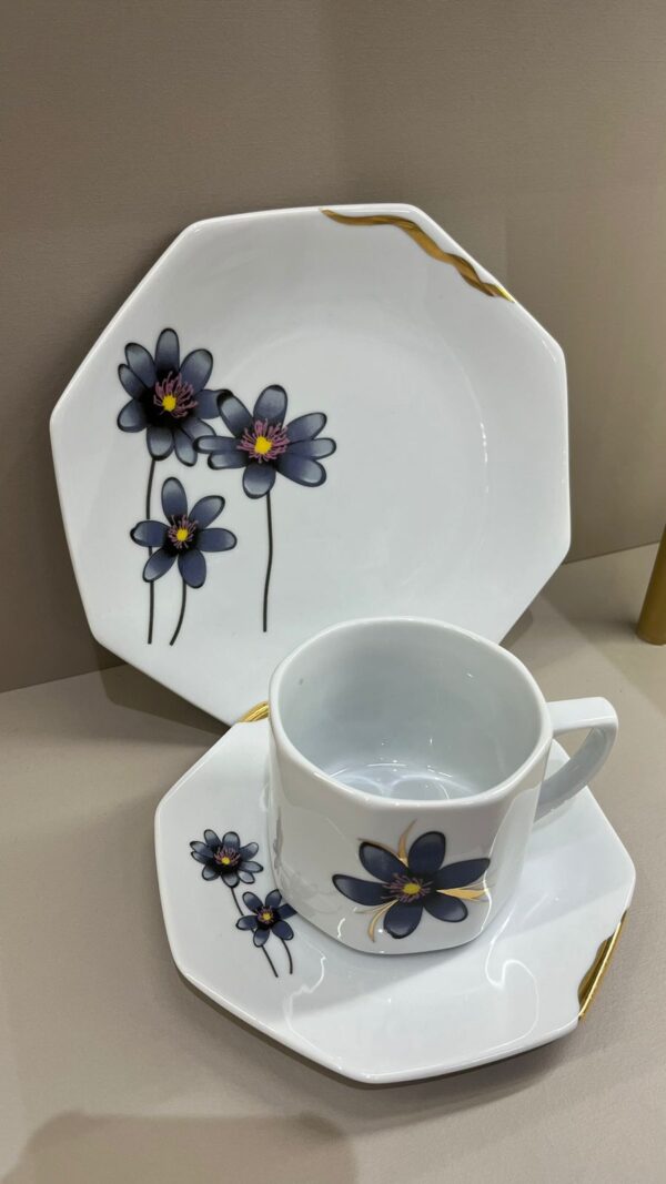 Conjunto Xícara + Pires + Prato Flores Azuis e Detalhes - Imagem 2