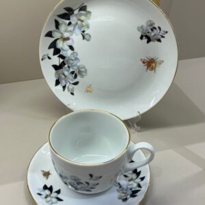 Conjunto Xícara + Pires + Prato Flores Brancas e Abelhas